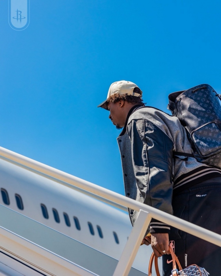 to风城！火箭登机照：杜兰特自然带派 谢泼德似初中生 范乔丹在列