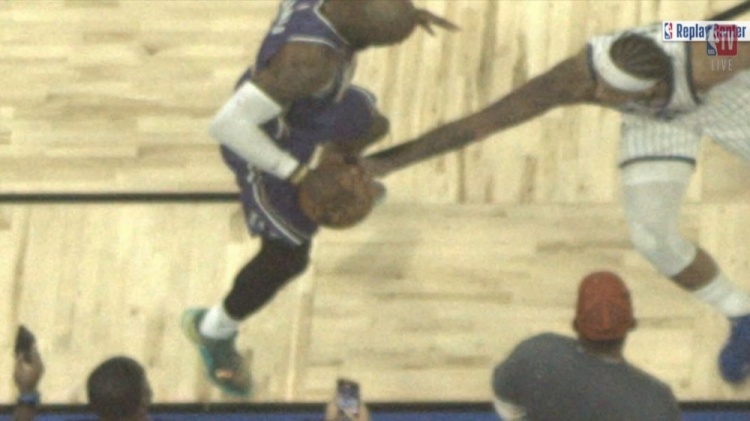 [球迷报道]詹姆斯：这是我第二次看到鹰眼回放 不知这是否是LBJ专属摄像头(图1)