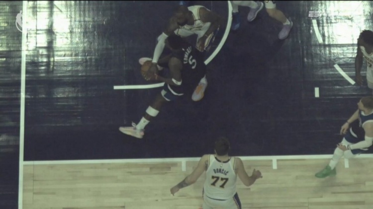 [球迷报道]詹姆斯：这是我第二次看到鹰眼回放 不知这是否是LBJ专属摄像头(图2)