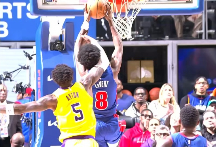 有点危险！勒维尔飞身欲扣遭艾顿从身后抡翻 后者吃一级恶意犯规