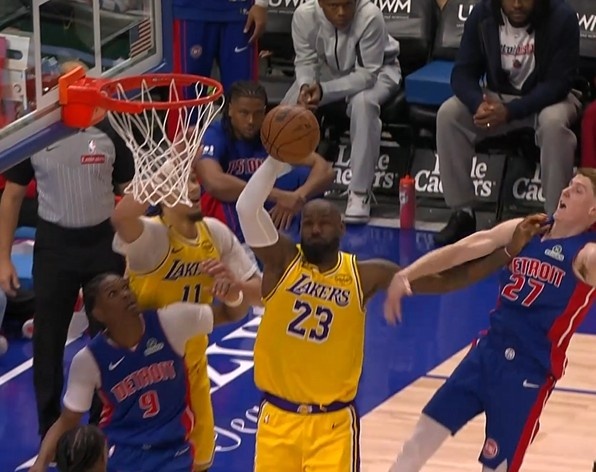 很拼！詹姆斯1抢4冲到前场篮板 随后补篮拿到2分继续追赶