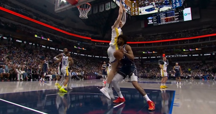 他可经不起折腾了啊！巴格利篮下晃起波尔津吉斯直接撞上造犯规