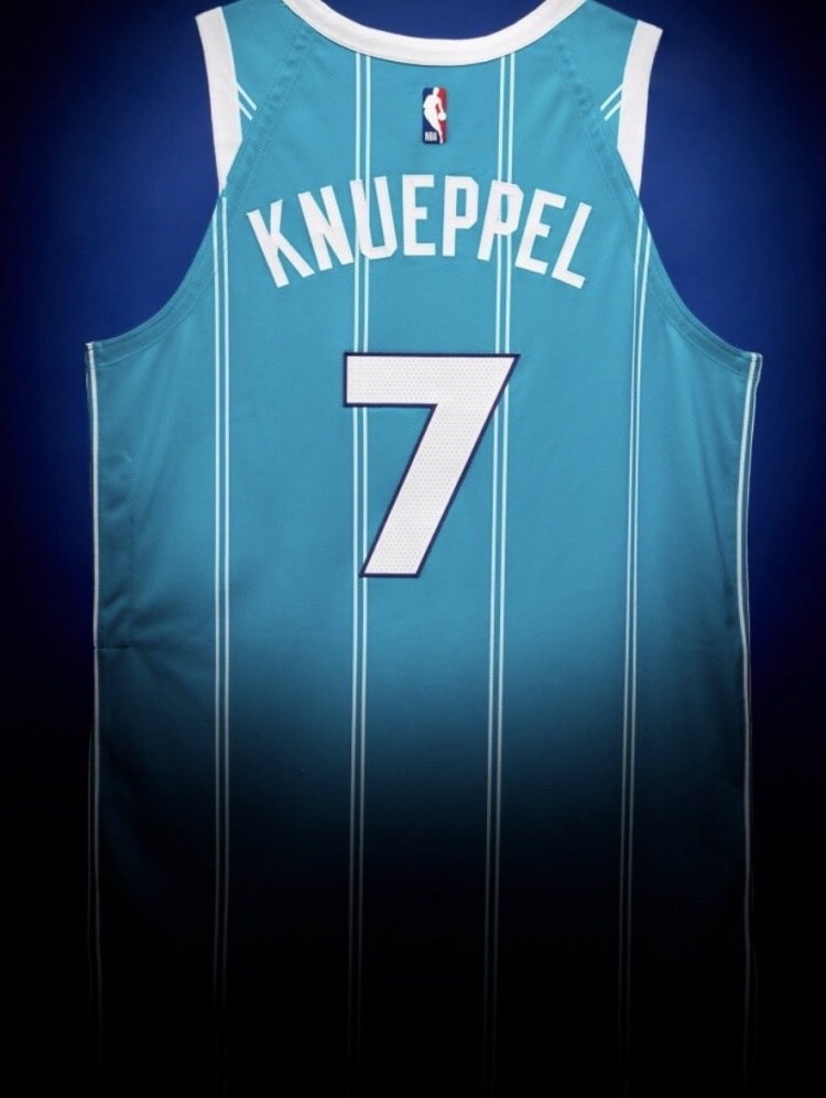 坐等升值！克尼佩尔生涯首秀球衣拍卖 以243200美元的高价成交