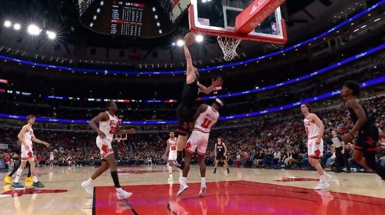 这球很坚决！申京转身过人直杀篮下 起飞单臂隔扣米勒打进加罚