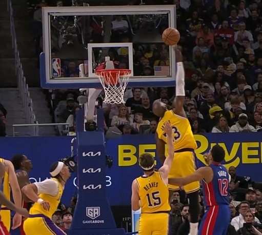 大帽拖哈被裁判吹干扰球！詹姆斯：裁判说那球在往下落