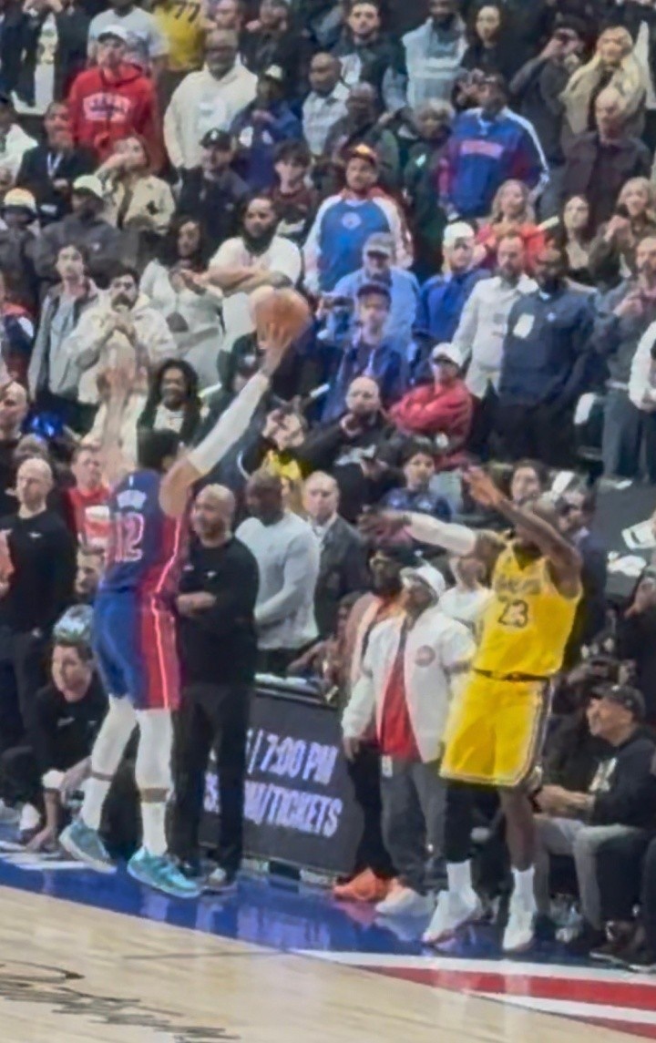 最后发球被托哈碰到了？詹姆斯：是的 我试图越过多人传给东契奇