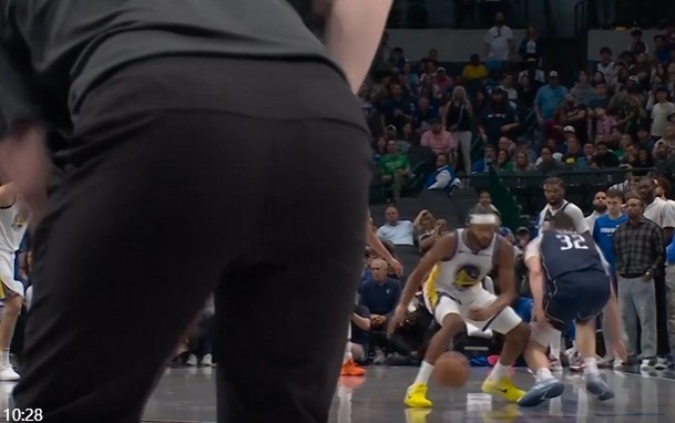 地板太滑了！穆迪受伤前完成抢断快攻时 工作人员还在篮下拖地