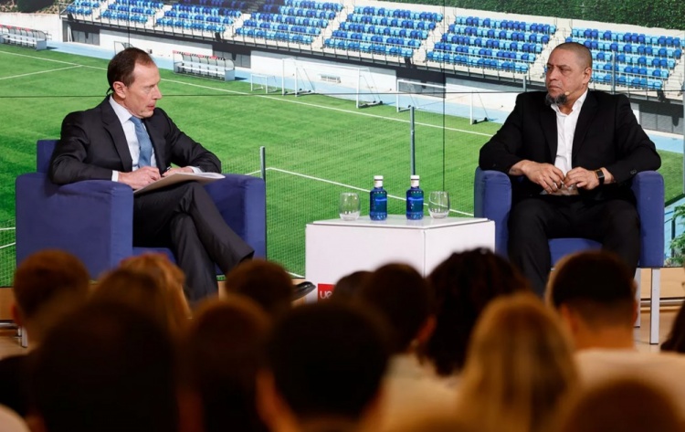 【有趣体育】卡洛斯：成为皇马大使是一种荣誉，你能看到这个队徽代表的伟大(图1)