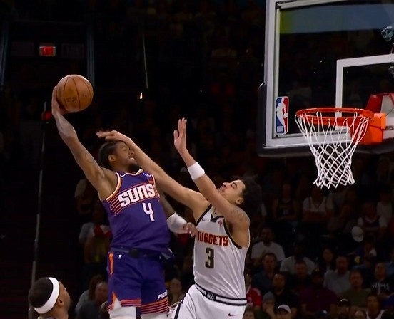 可惜！杰伦·格林腾空暴起 战斧隔扣斯特劳瑟被犯规破坏