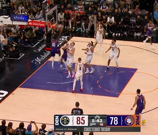 好兄弟发力了！马卢阿奇空接暴扣 随后单吃约基奇抛投得手