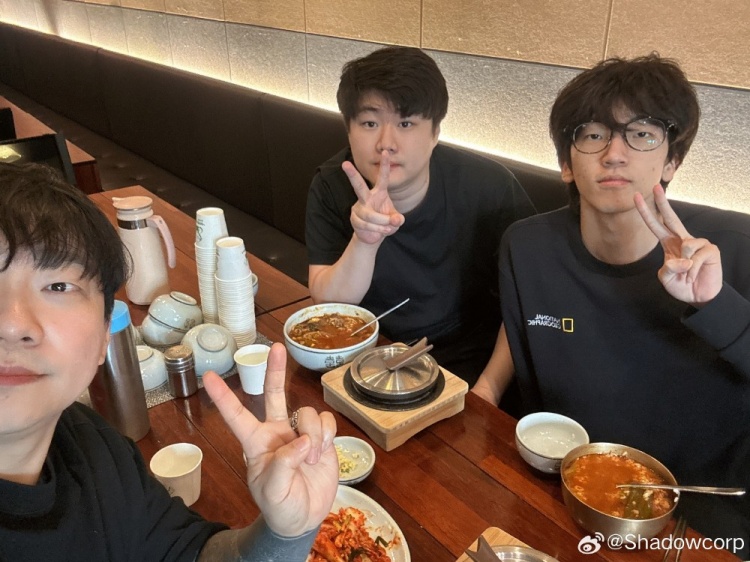 经纪公司晒和LCK CL冠军上单Janus合照：继续加油