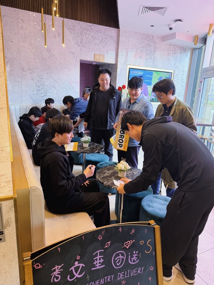 XG分享粉丝选手合影：我们会带着你们的祝福，继续坚定向前