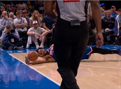  超极限！唐斯倒地奋力救球出界 尼克斯挑战成功