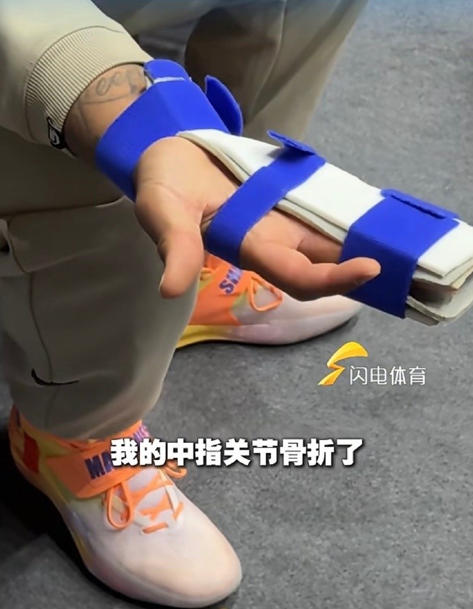 [体育世界]记者：克里斯是中指关节骨折 目前还不能弯曲&预计还需要两周(图2)