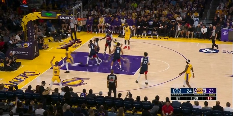  保驾护航！詹姆斯为布朗尼掩护 后者突破抛投得分