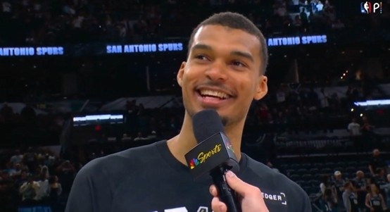  文班谈9连胜：我们更衣室氛围很好很开心 很享受这种感觉