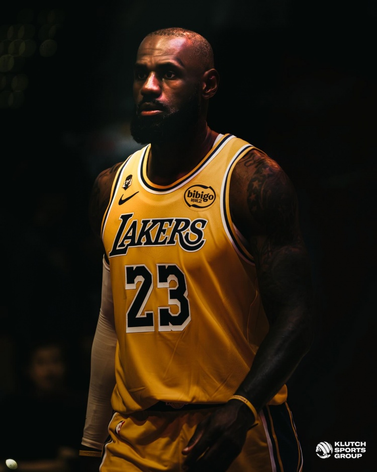 父子同框！詹姆斯社媒晒比赛照：好好享受这一刻！