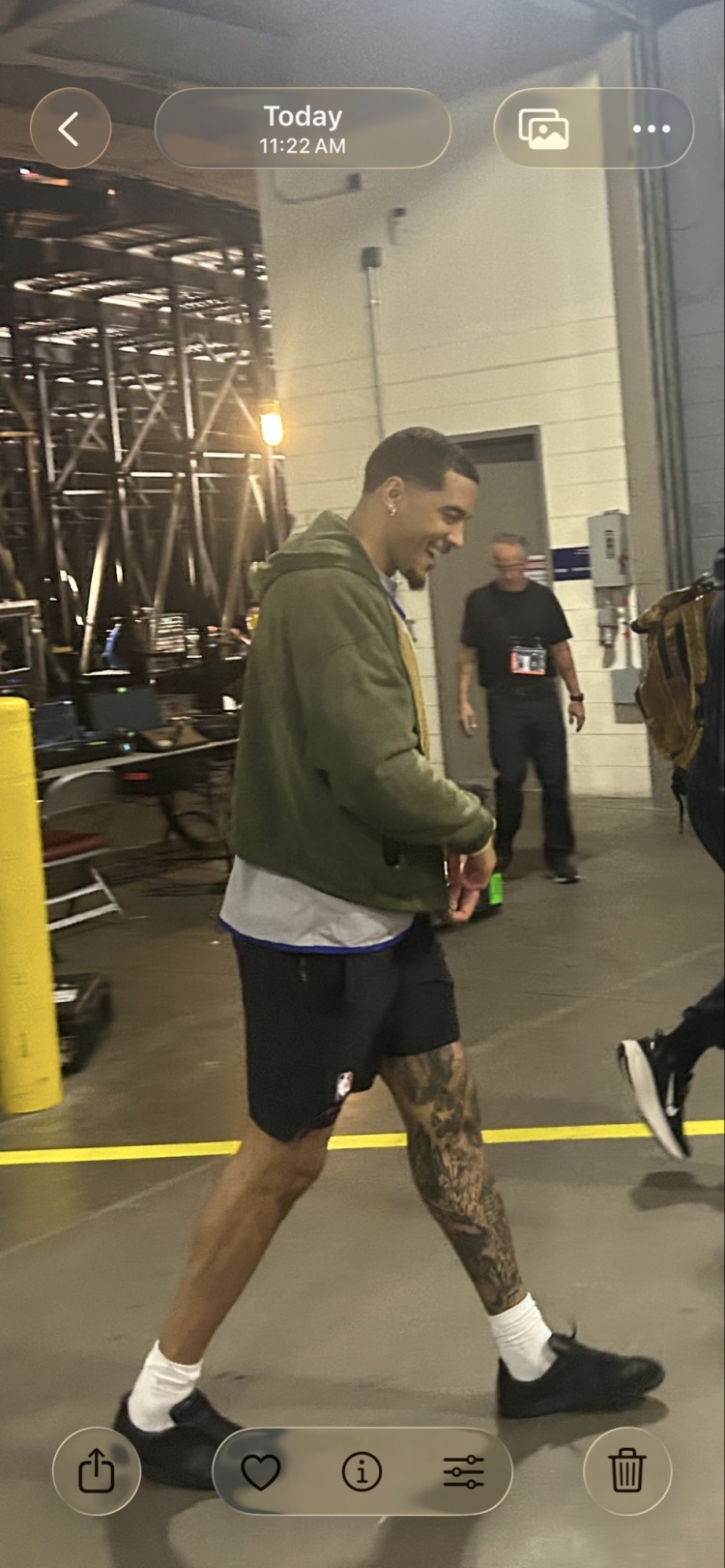 差点不敢认！索汉深色寸头新造型 与其标志性彩色爆炸头相差甚远