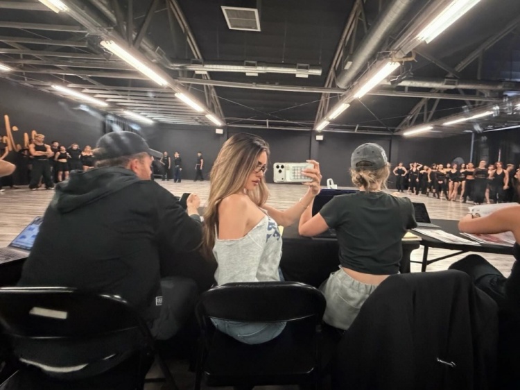 [体育资讯]格莱美提名女歌手麦迪逊·比尔观战湖骑大战 笑容甜美身材超性感(图5)