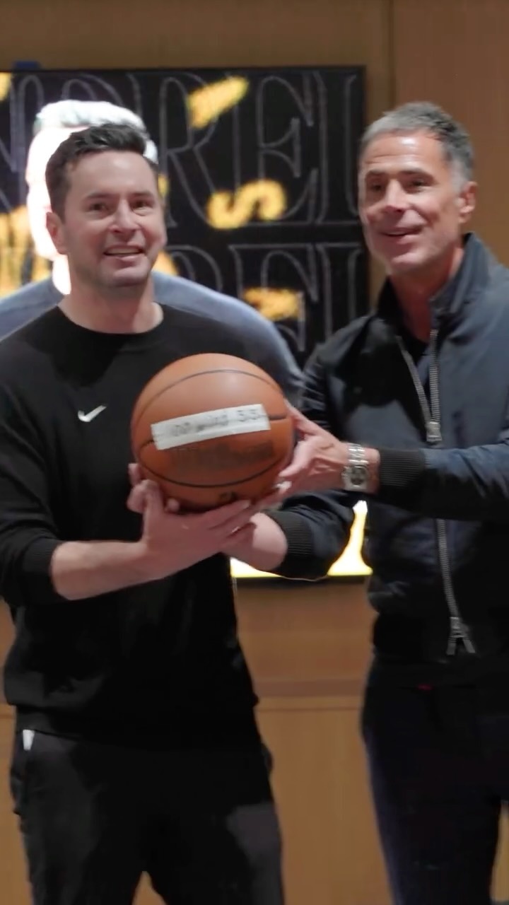 氛围无敌！湖人更衣室祝贺詹东八里程碑 佩林卡为雷迪克送上惊喜