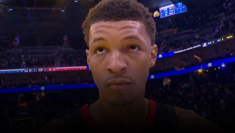 上一场被阿门误伤的？小贾中场接受采访 右眼眶布满血丝