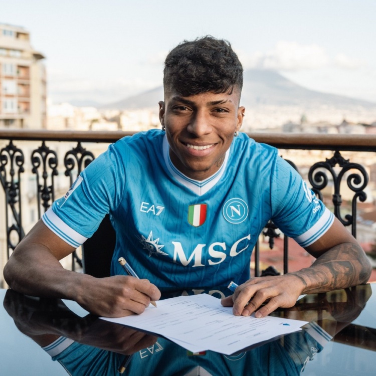 【球迷报道】记者：那不勒斯将行使1650万欧元购买选项，正式签阿利松·桑托斯(图1)