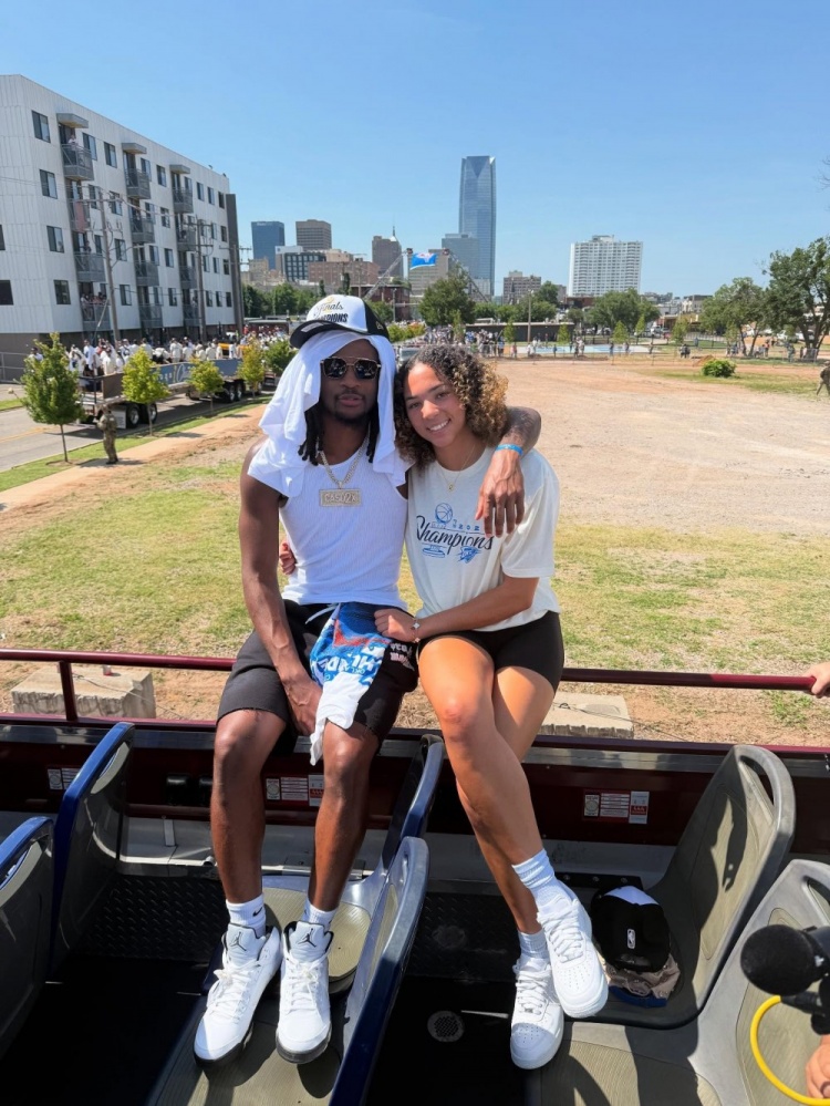 相聚洛杉矶！卡森谈女友疯三夺冠：看到她实现梦想 真让人高兴