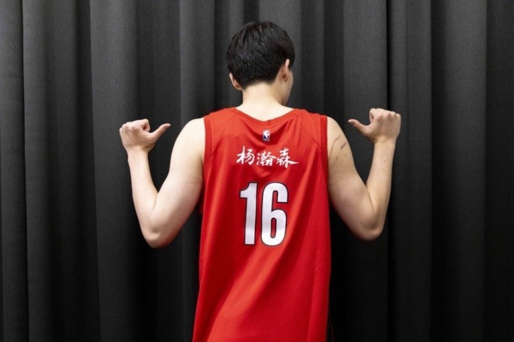 【热点直击】拓记:被罚10万无关痛痒 杨瀚森若打出来1天球衣销量都不止这个钱(图1) 【热点直击】拓记:被罚10万无关痛痒 杨瀚森若打出来1天球衣销量都不止这个钱(图1)