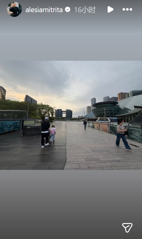 [体育头条]总计停赛5场！妻子社媒晒动态，米特里策带着孩子逛街(图3)