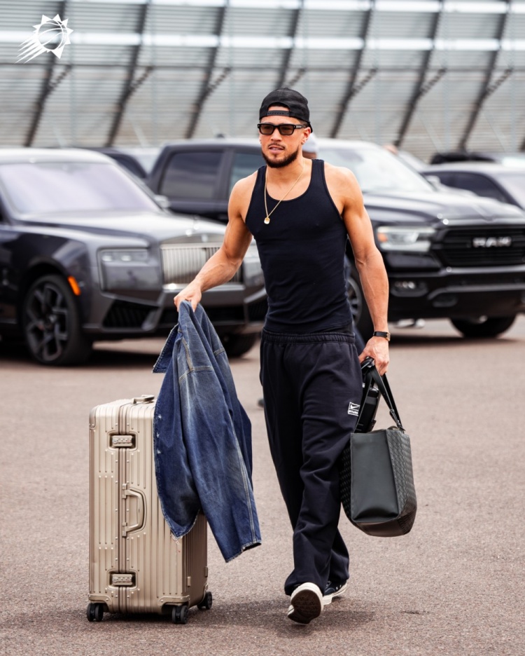  太阳众将登机照：布克背心+黑超+项链硬汉风 狄龙卫衣现灰熊logo