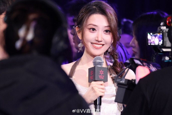 无畏契约主持人唯嘉晒照：这种离观众很近的感觉，确实很棒！