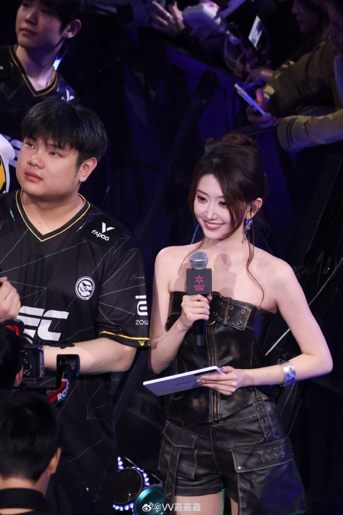 【万博电竞】无畏契约主持人唯嘉晒照：这种离观众很近的感觉，确实很棒！