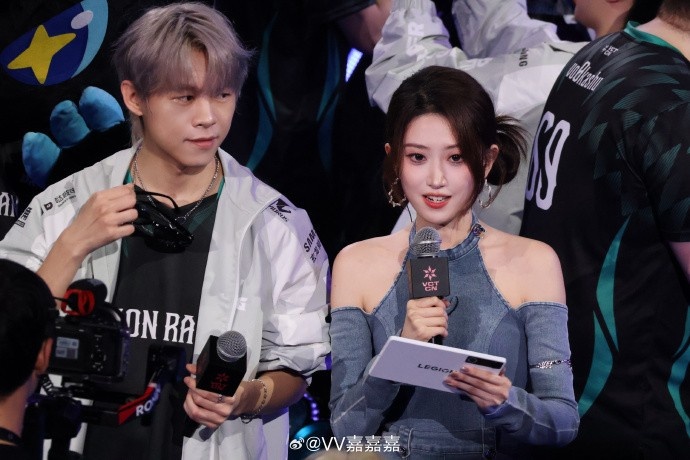 无畏契约主持人唯嘉晒照：这种离观众很近的感觉，确实很棒！