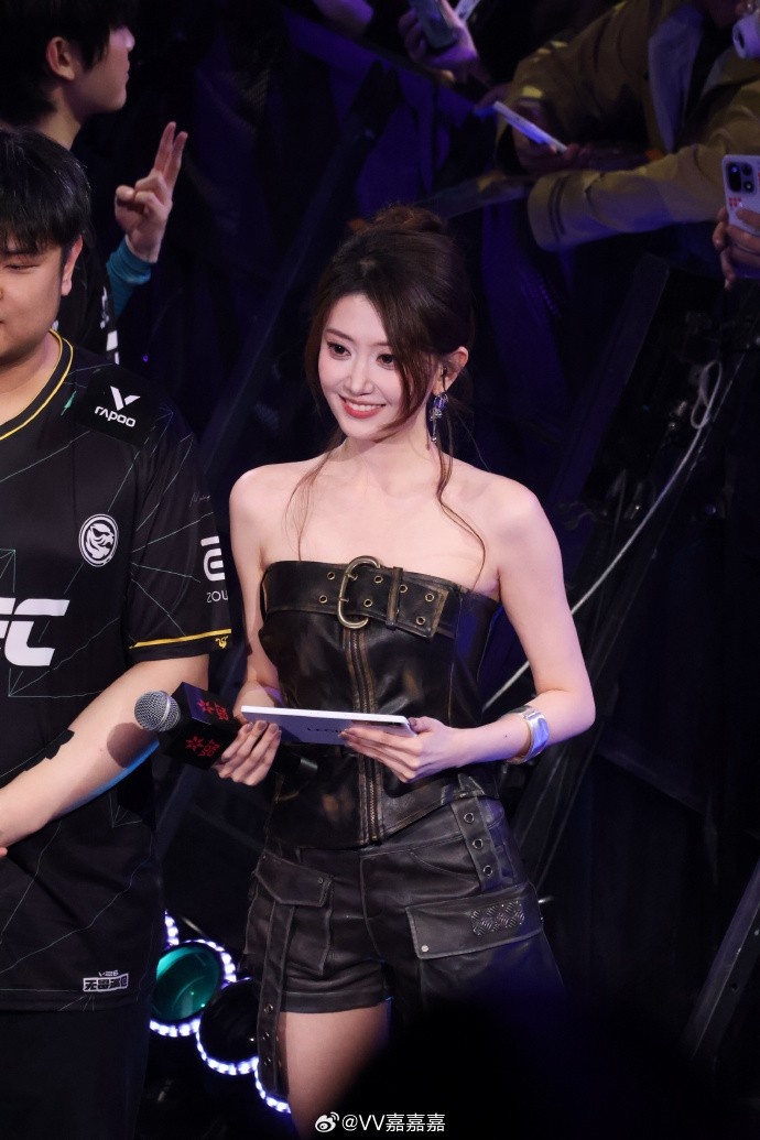 无畏契约主持人唯嘉晒照：这种离观众很近的感觉，确实很棒！