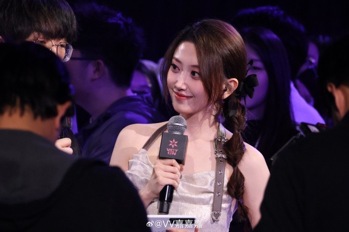 无畏契约主持人唯嘉晒照：这种离观众很近的感觉，确实很棒！