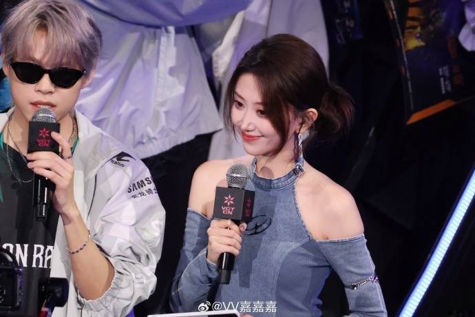 无畏契约主持人唯嘉晒照：这种离观众很近的感觉，确实很棒！