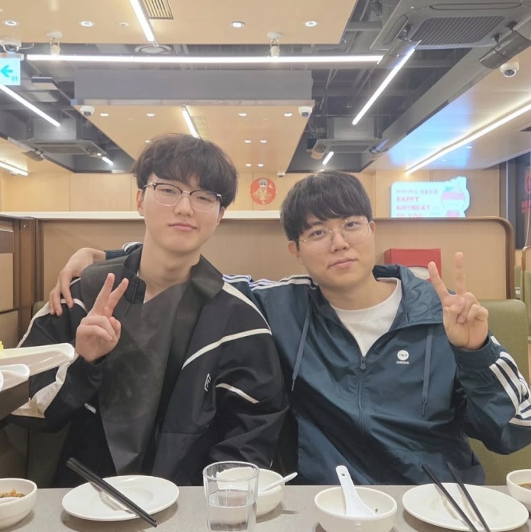 【万博电竞】Cuzz分享与PerfecT聚餐合照:和昇玟一起