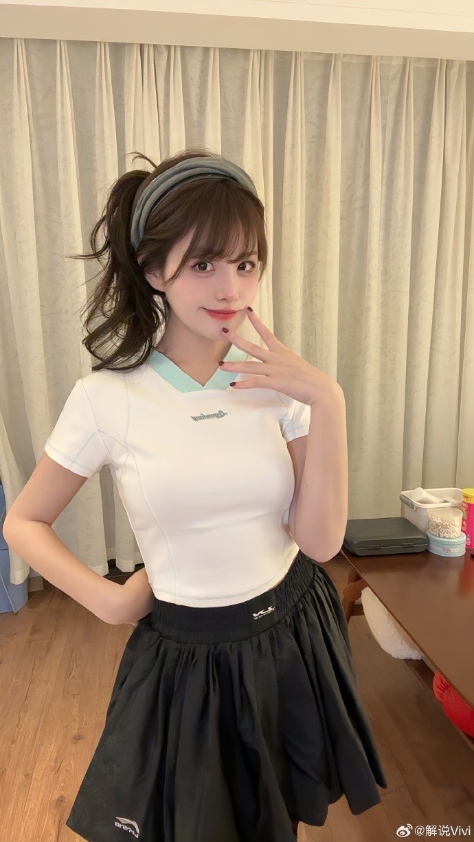【万博电竞】无畏契约主持ViVi晒照：我的夏日ootd中最喜欢的一套