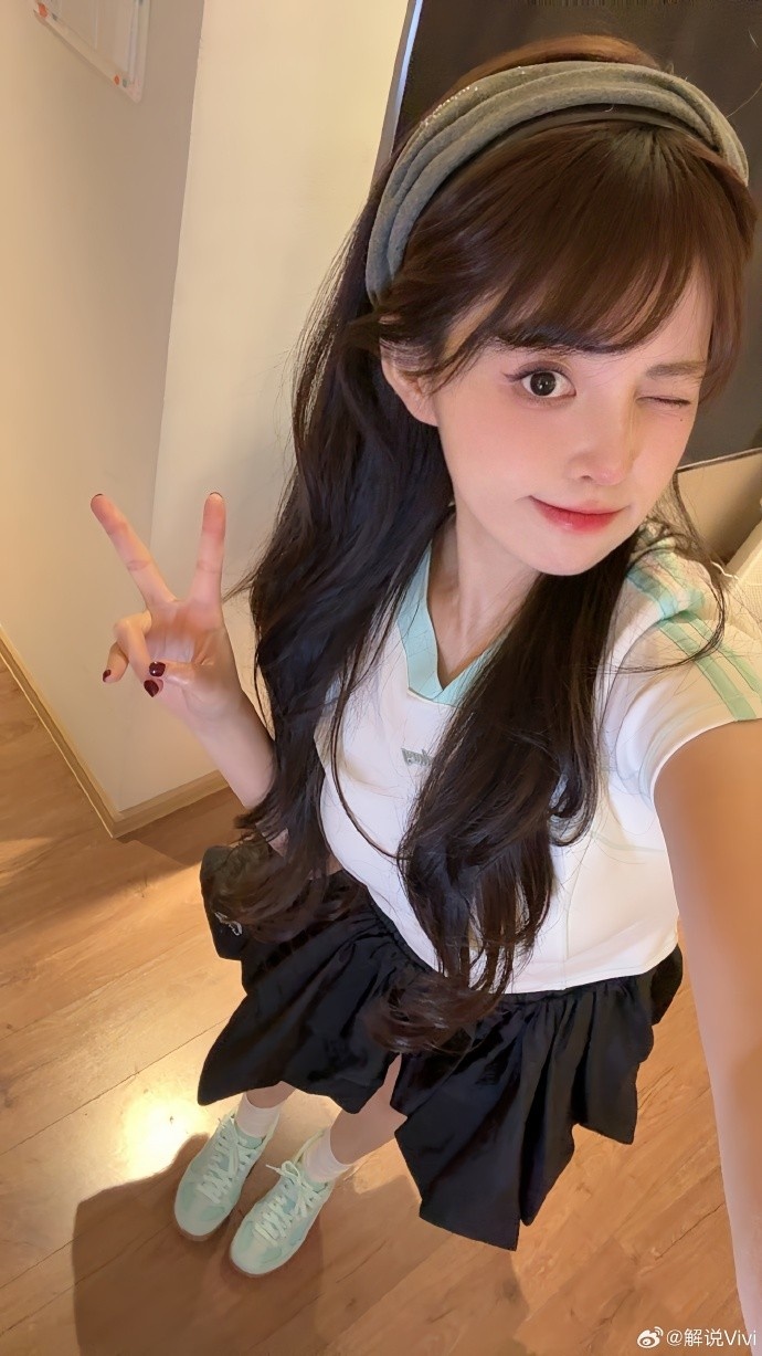 无畏契约主持ViVi晒照:我的夏日ootd中最喜欢的一套