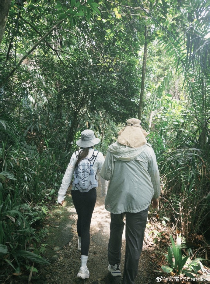 【万博电竞】主持人余霜分享生活照片：走两步