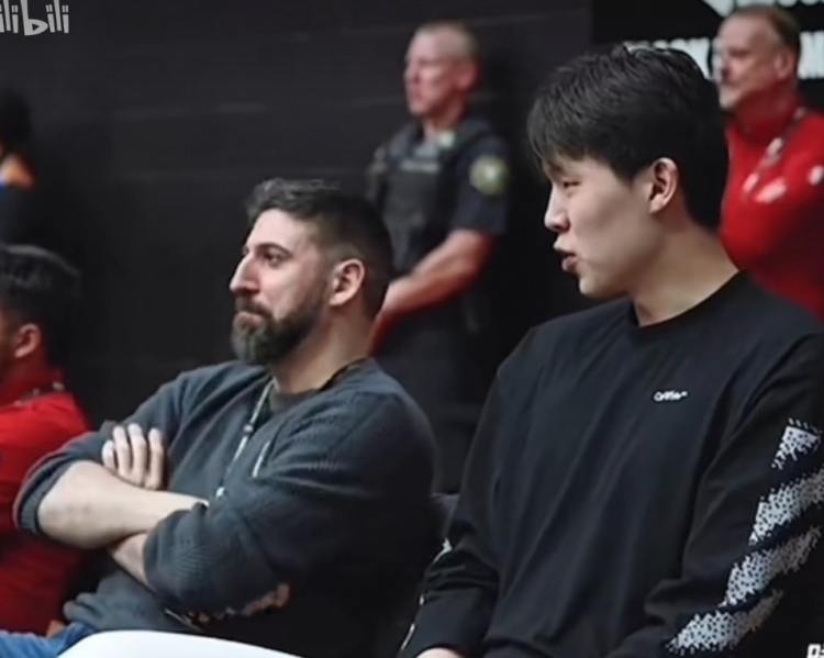 【球迷报道】杨瀚森to开拓者副总经理:我想扮演控卫角色 但总是容易失误(图1) 【球迷报道】杨瀚森to开拓者副总经理:我想扮演控卫角色 但总是容易失误(图1)