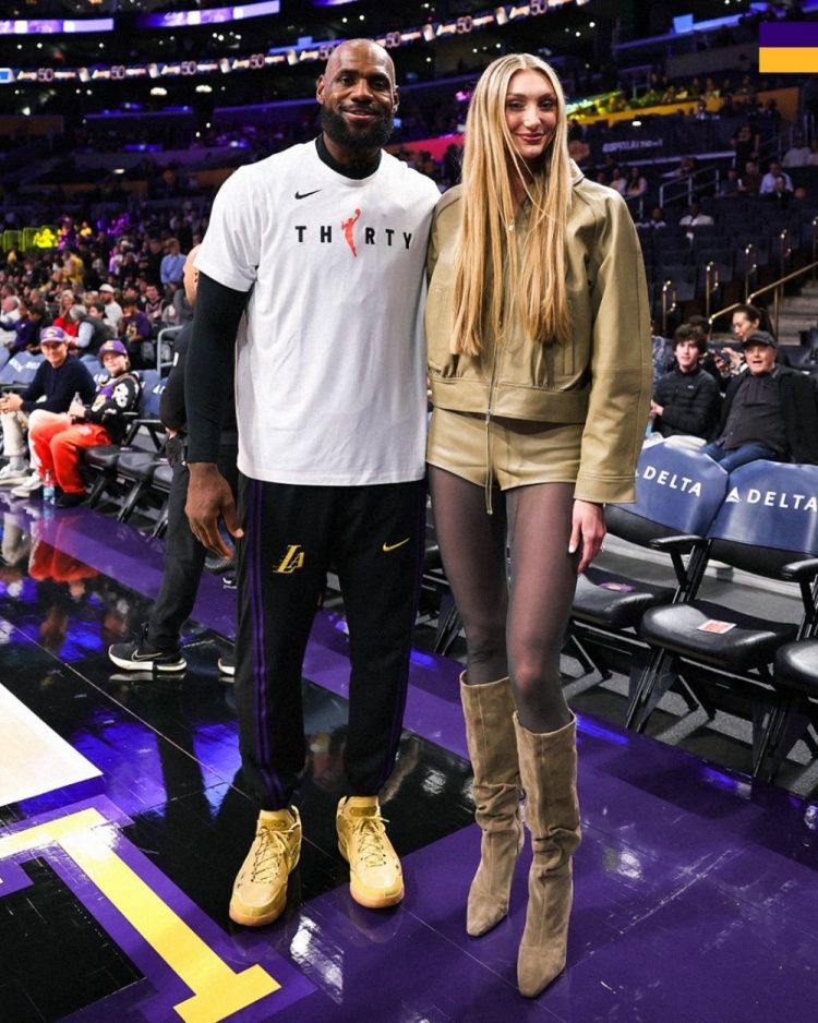  这大长腿！湖人官推晒照：詹姆斯和卡梅隆·布林克场边合影