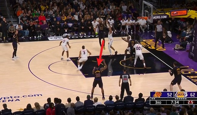  太极限了！詹姆斯背打翻身看到空档 妙传八村塁压哨三分！