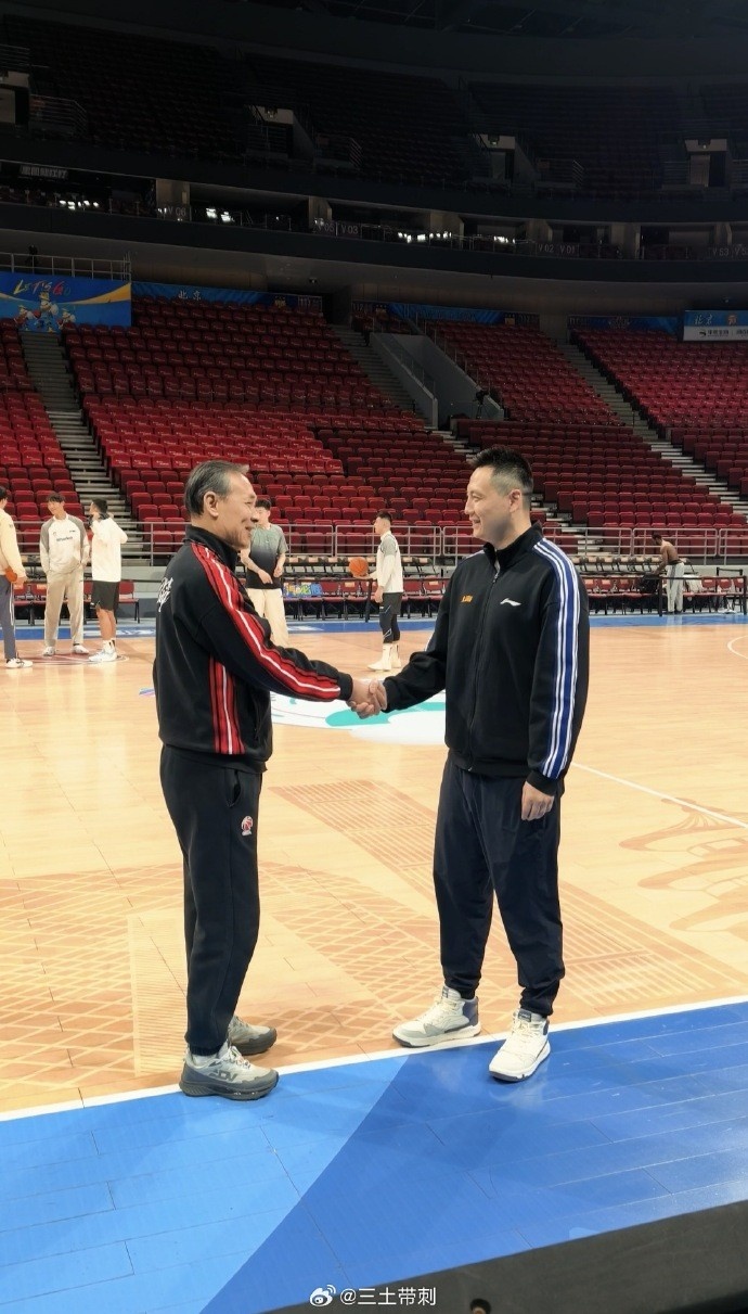  许利民和卢伟寒暄：你们现在太猛了 拿第一了啊