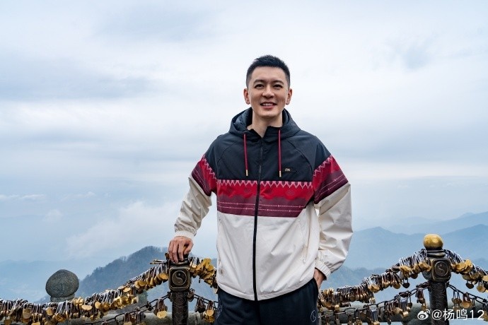  潇潇洒洒！杨鸣晒在武当山的游玩照：到此一游