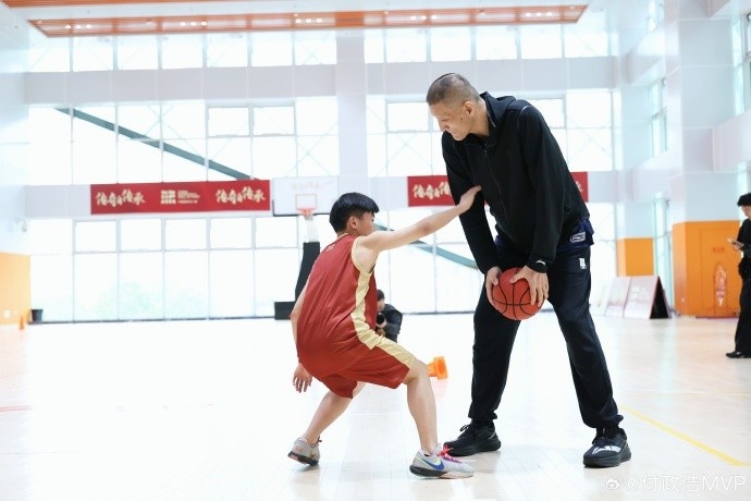 【有趣体育】媒体人：男篮96黄金一代成功的原因除了天赋外 他们训练足够刻苦(图2)