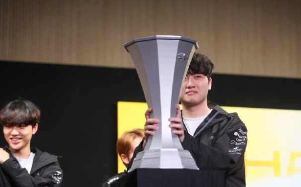 韩媒记者:BFX更换了对阵DNS的首发中单 Daystar替换Vicla【球盟会】