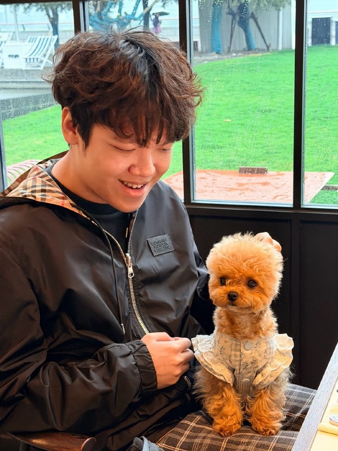 【蜗牛电竞】Angel分享生活照片：难得休息一天，可惜下雨安安不能去草坪上玩