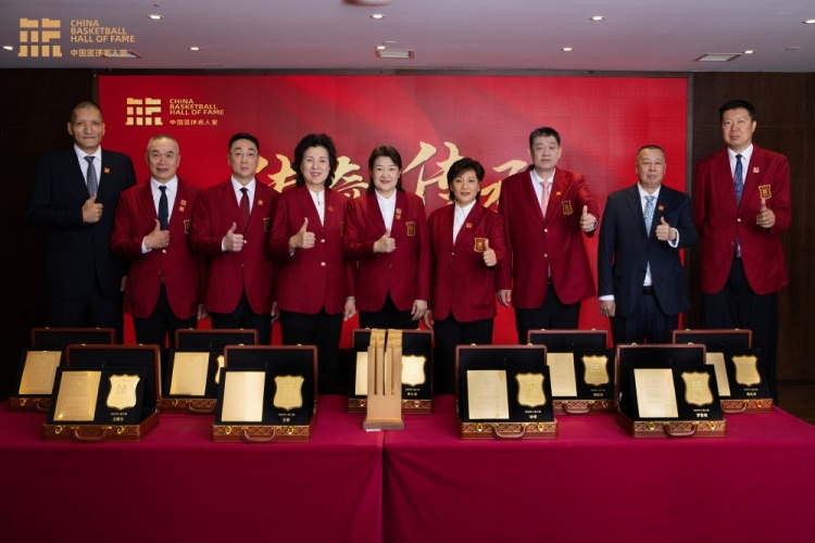 【中国队】【名人堂定妆照】再次祝贺传奇名宿正式进入中国篮球名人堂!(图5) 【中国队】【名人堂定妆照】再次祝贺传奇名宿正式进入中国篮球名人堂!(图5)