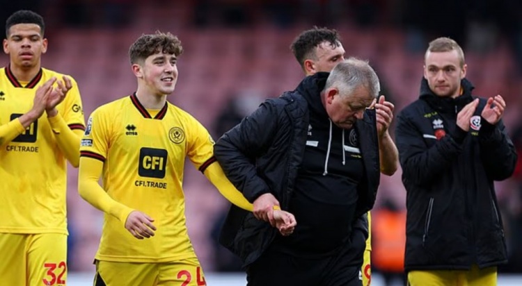 谢菲尔德联队主教练克里斯·怀尔德拉着阿布拉斯特的手腕